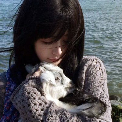 泳池里的女人